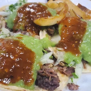 Lengua, cabeza &amp; buche tacos