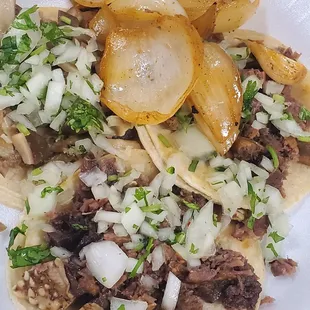 Lengua, cabeza &amp; buche tacos