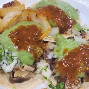 Lengua, cabeza &amp; buche tacos