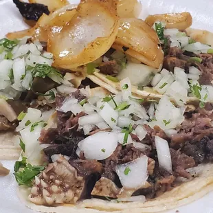 Lengua, cabeza &amp; buche tacos