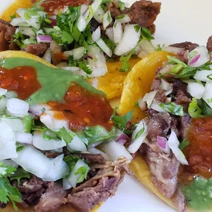 Lengua, tripas &amp; cabeza tacos