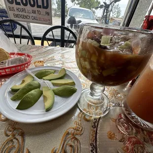 Cóctel campechana with a side a avocado