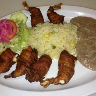 CAMARONES RELLENOS ACONPANADOS DE DE FRIJOLES Y ARROZ Y ENSALADA
