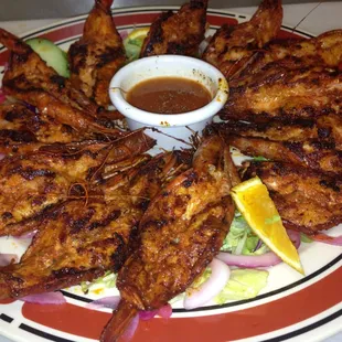 CUCARACHAS CAMARONES COSINADOS EN LA PLANCHA CON ADERESO DE CASA