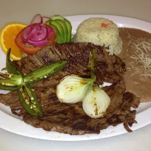 CARME ASADA ACONPANADA DE FRIJOLES Y ARROZ Y ENSALADA