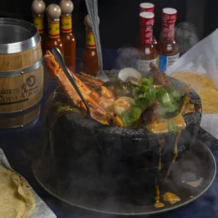 Al mal frio buen Molcajete!