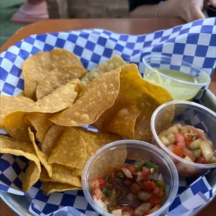 Worlds hardest and driest chips and salsa. Had to dip chip in water to make it edible.