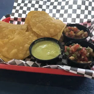 Chips (complementary) 3 diff salsas