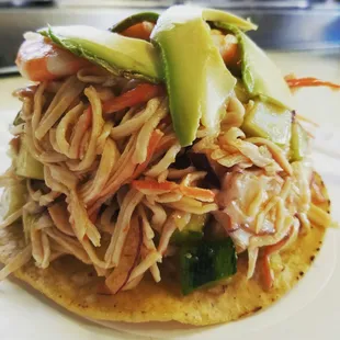 Tostada CULICHI! (Jaiva,pulpo,camarón crudo, camarón cosido,  pepino,cebolla,aguacate y preparada con nuestra salsa especial.)