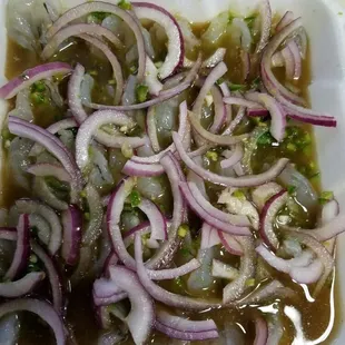 Camarones a la Salsa Maggi! (Camarones partidos por el lomo, preparados con chile verde picado, cebolla y pepino.)