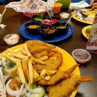 Camarones empanizados, la limonada con pepino y las salsitas.