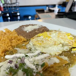 Chilaquiles verdes con ahuevo