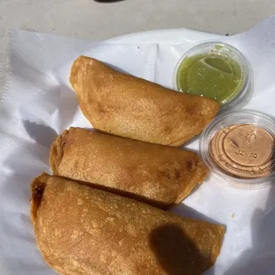 Empanadas de camarón con salsa verde y un aderezo de chipotle que le va perfecto, 200% recommended.