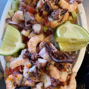Tostada de camarón cocido y pulpo