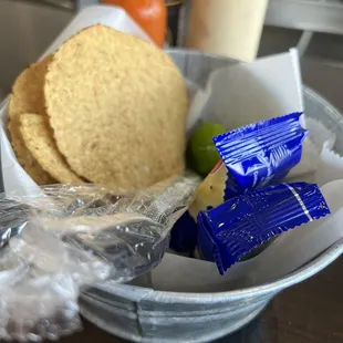 Tostadas, crackers y limes served at table when eating in