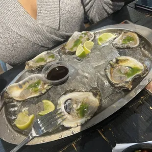 Ostiones frescos en su concha