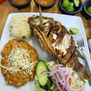 Pescado frito, beans and rice