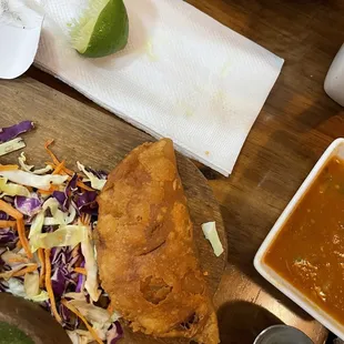 Muy mala experiencia y que mala decepción la comida muy grasosa y quemada y mala atención se tardan llevarte la comida hacia tu mesa