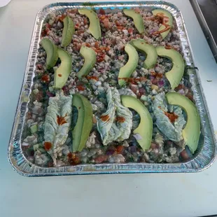 Charola mitad ceviche de camarón mitad ceviche de pescado