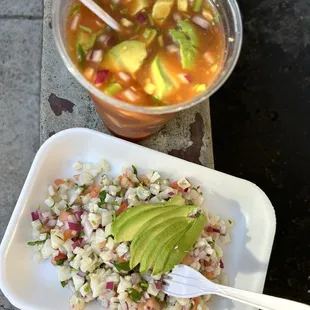 Ceviche de camarón y cóctel de camarón.