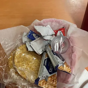 Crackers, tostadas &amp; condiments