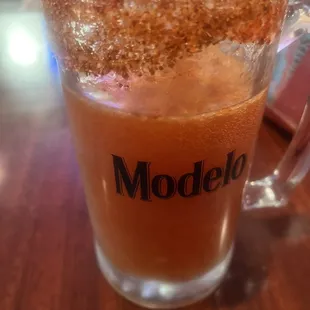 Michelada con modelo