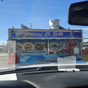 Este es la traila adonde venden mariscos