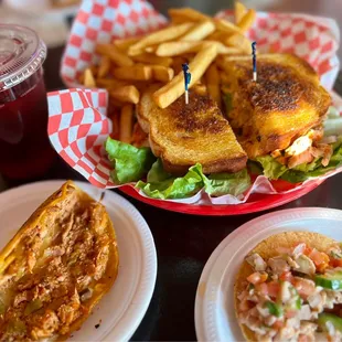 Sándwich de Salmon, Taco de Marlin tipo Governador y Ceviche de Jaiva con Camarón