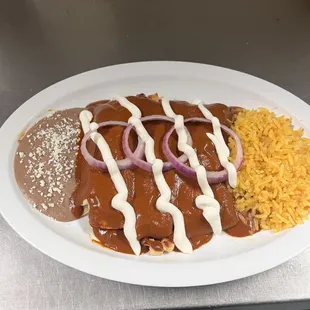 en chiladas de mole  wiht chicken