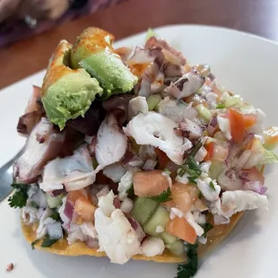 Tostada de camarón y pulpo