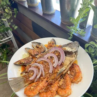 Fried tilapia in citrus sauce with garlic, shrimp and mussels p.d lime &amp; spicy lovers