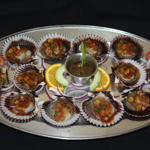 deliciosas!!!!!almejas voladoras con unas ricas micheladas de tamarindo solo aqui en mariscos la perla negra