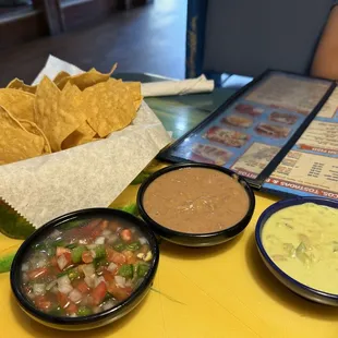 Chips &amp; salsas