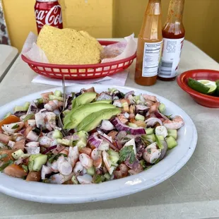 Ceviche camarones y pulpo  con tostada. La mas mejor de San Pablo.