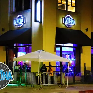 the outside of a restaurant at night