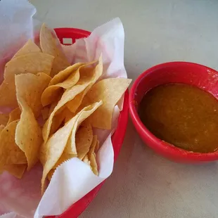 Ur served fresh salsa and chips