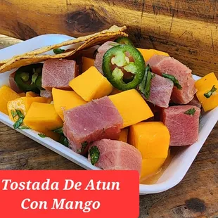 Tostada de mango y atun