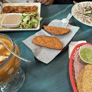 Coctel de Camarn y Pulpo, Camarones Cucaracha, Aguachile Verde, 2 Empanadas de Camarn con Queso