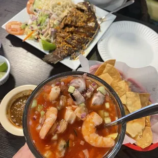 Campechana y mojarra frita con ajo.