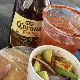 Vaso preparado y tostada de agua chiles negros pretty good