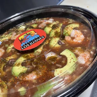 Charolas de ceviche de camarón y pulpo