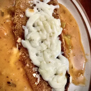 Chile rellleno as requested, batter-fried crispy w/ a little sauce on side only. Very nice.