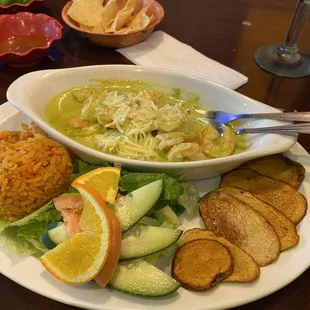 Shrimp culichi with rice, salad, and papas