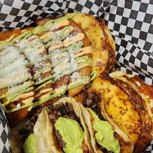 Taco gobernado, arrachera taquiqueso y empanadas!
