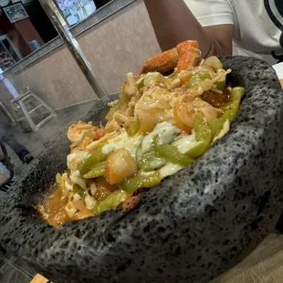 El molcajete de mariscos tenia más verdura que mariscos, no está como en otros lugares muy mal servicio las meseras nada amables