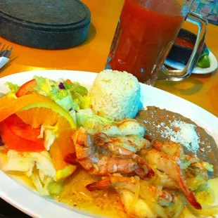 Mariscos al mojo de ajo with a michelada.