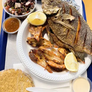 Mojará, ceviche de pulpo, camarones de ajo.