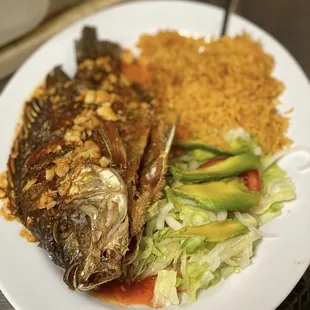 Mojarra al diabla con ajo $16.50