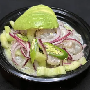AGUACHILE VERDE  CAMARÓNES CURTIDOS CON LIMON  Y CHILE VERDE CEBOLLA Y PEPINOS EN RODAJAS ACOMPAÑADOS CON TOSTADAS Y CHIPOTLEMAYO