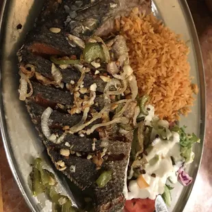 There pescado with garlic